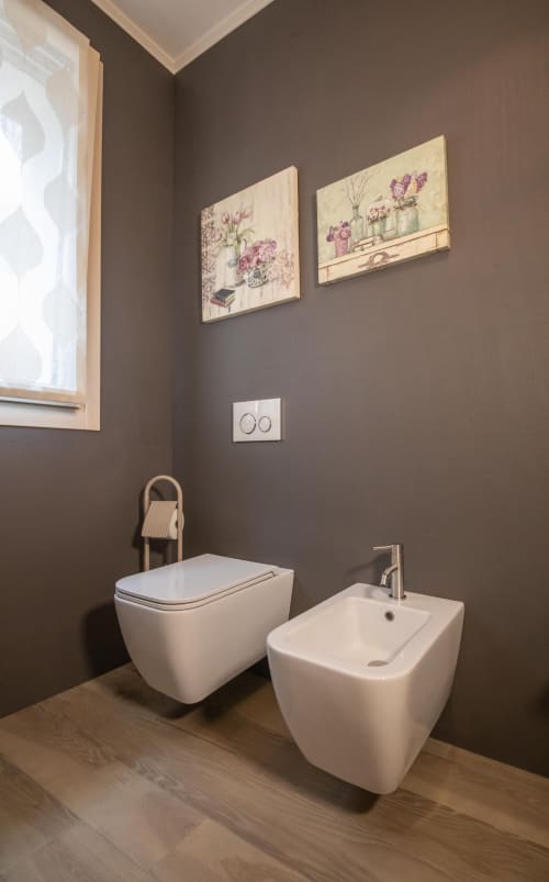 Modernes Badezimmer im Verdolivo B&B in Sale Marasino mit weißen Armaturen, taupefarben Wänden, Blumenkunst und Holzboden