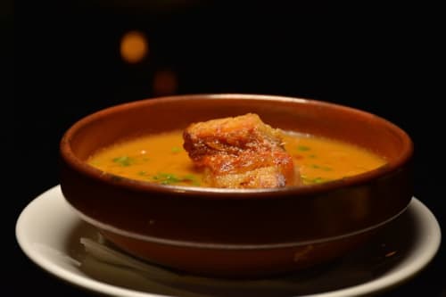 Soupe de poissons artisanale avec croûtons maison et gruyère râpé, incluant un dessert, servie à la table d'hôtes La Chabanaise au Marais Poitevin. 