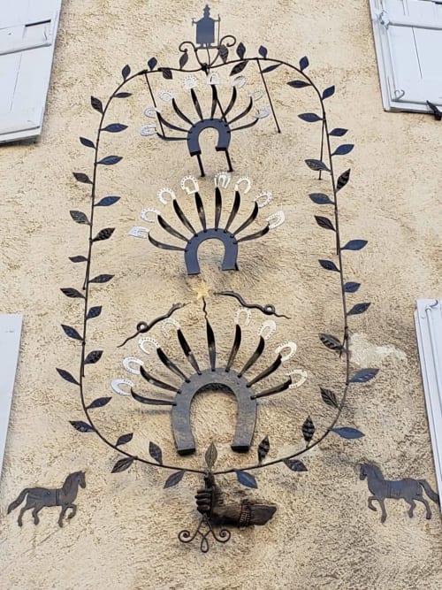 Schmiedeeiserne Wanddekoration im La Bouscatière B&B, Moustiers-Sainte-Marie, mit Hufeisen und prächtigem Ornament