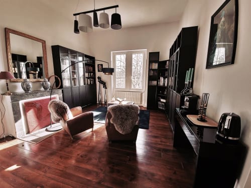 Salon moderne du Manoir Le Coutureau B&B à Rouffignac de Sigoules avec parquet acajou, étagères noires et