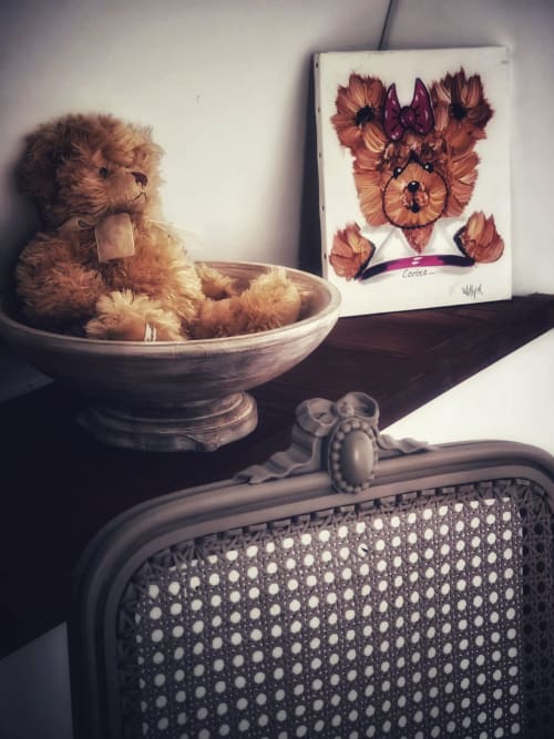 Ours en peluche dans un bol décoratif avec des œuvres d'art au gîte Manoir Le Coutureau, Rouffignac de Sigoules