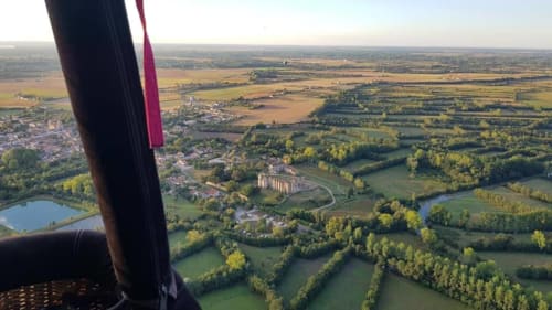 Panorama aérien sur l'Abbaye de Maillezais depuis une montgolfière. Une activité d'exception à découvrir lors de votre séjour à la Maison d'Hôtes La Chabanaise (3 chambres d'hôtes à Cram-Chaban)