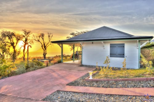 Kaz'Quisqualis cottage at Le Domaine De L'ilet in Saint-Claude with sea view at sunset