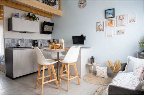 Studio moderne au Pirate Benèze à Trizay avec kitchenette, coin repas et espace nuit