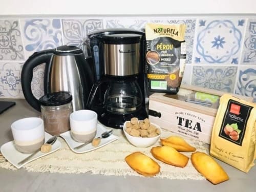 Petit-déjeuner au gîte Le Pirate Benèze avec cafetière, thé, biscuits et pâtisseries à Trizay, France