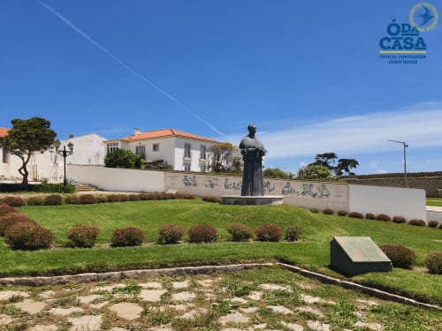 Maison d'hôtes Ó da Casa à Peniche avec jardins soignés, monument statue et architecture portugaise traditionnelle