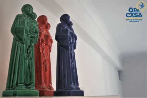 Trois statues religieuses colorées en vert, rouge et bleu à la maison d'hôtes Ó da Casa, Peniche Portugal