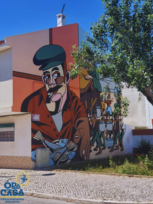 Fresque colorée d'un pêcheur portugais à la maison d'hôtes Ó da Casa à Peniche, Portugal