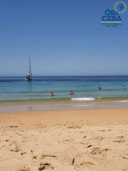 Plage de Peniche avec voilier, baigneurs et rivage sablonneux - gîte Ó da Casa
