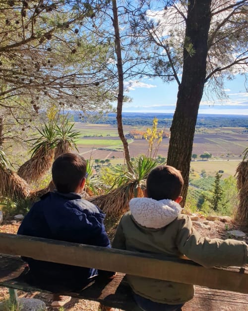 Deux clients admirant la vue panoramique sur la campagne depuis la terrasse de La Conciergerie De Franck à Boissieres