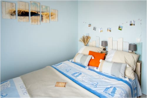 Chambre bleu clair au gîte Le Pirate Benèze à Trizay avec deux lits, literie thème océan et décoration murale côtière