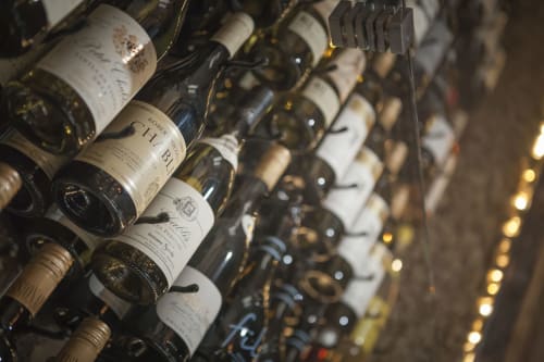 Bottiglie di vino esposte nella cantina dell'hotel Three Little Pigs a Blandford Forum
