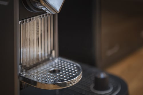Vassoio raccogligocce della macchina Nespresso all'hotel Three Little Pigs di Blandford Forum