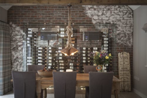 Esposizione di vini con lampada a sospensione in corda e sedie da pranzo all'hotel Three Little Pigs a Blandford Forum