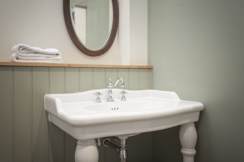 Lavabo vintage a colonna con rubinetto cromato nel bagno dell'hotel Three Little Pigs, Blandford Forum