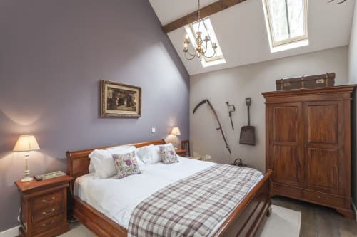 Spaziosa camera dell'hotel Three Little Pigs a Blandford Forum con arredamento in legno, lucernari e arredamento in stile periodo.