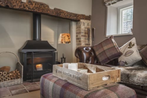 Accogliente lounge con camino al Three Little Pigs di Blandford Forum: vassoio in legno, arredi scozzesi e camino a legna