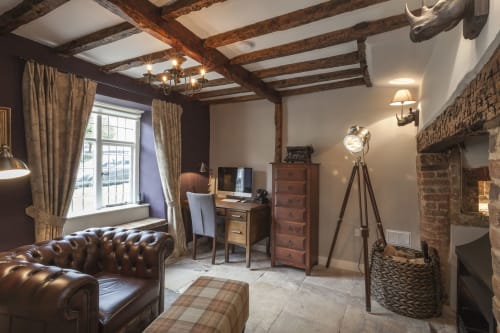 Lussuosa lounge dell'hotel Three Little Pigs a Blandford Forum con divano Chesterfield in pelle e travi in legno
