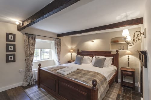 Camera dell'hotel Three Little Pigs a Blandford Forum con letto in legno, soffitto con travi a vista e arredamento tradizionale