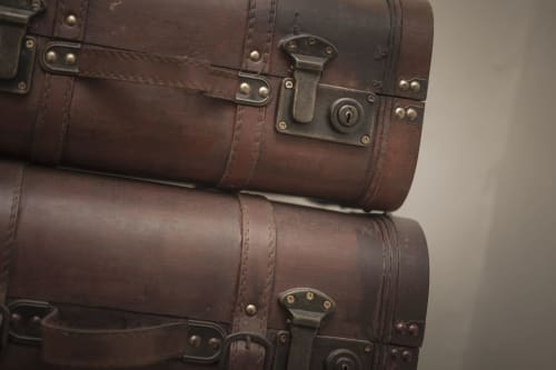 Valigie vintage in pelle marrone impilate con fermagli in ottone all'hotel Three Little Pigs, Blandford Forum