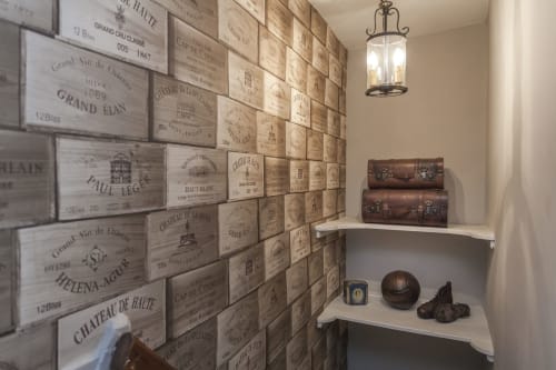 Angolo con scatole di vino, valigie vintage e arredi presso l'hotel Three Little Pigs, Blandford Forum