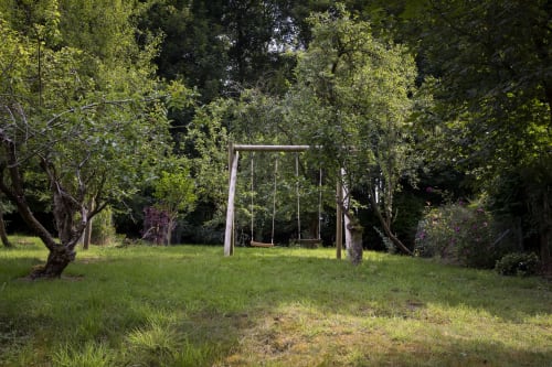 Altalena d'epoca nel giardino incolto presso Three Little Pigs, Blandford Forum