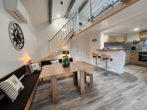 Modernes Ferienhaus-Interieur im Domaine à l'Aise mit Esszimmer, Küche und Schlafzimmer auf der Empore in Saint-Pargoire