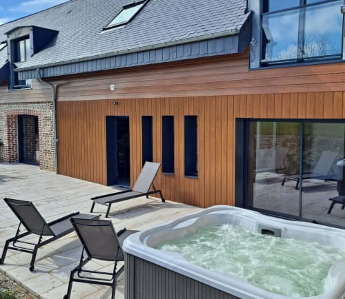 Der Wellnessbereich und die Terrasse des Ferienhauses La Moussette in der Nähe von Etretat