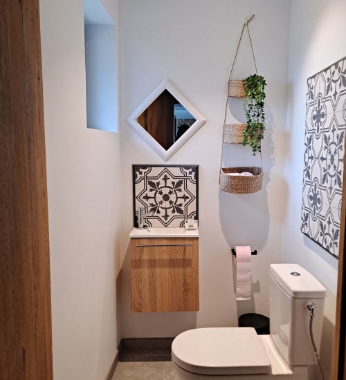 Die unabhängige Toilette im Erdgeschoss (meublé de tourisme La Moussette, zwischen Le Havre und Etretat)