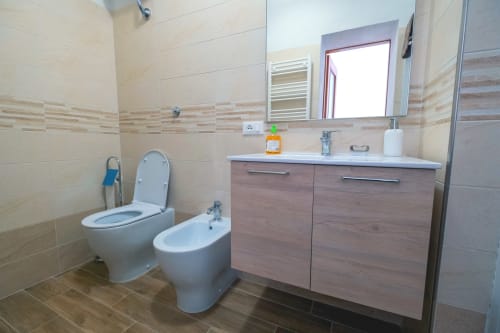 Bagno moderno nella camera DANTE di La Casetta di Pietra B&B, Gavorrano, con lavabo, WC, bidet e doccia