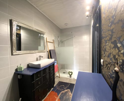 Sarlat Périgord noir- salle de bains avec douche à l’italienne-décoration originale