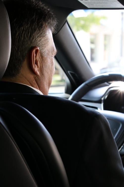 Chauffeur professionnel de la Conciergerie Des Climats à Beaune, France, concentré sur la route