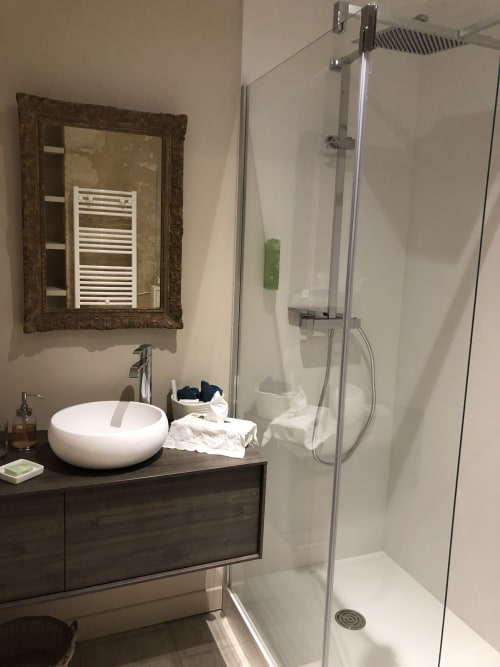 Salle de bain Gite Margaux avec piscine chauffée Domaine des Dourneaux Salleboeuf Bordeaux Gironde Aquitaine Vignoble et oenotourisme pour Couple Romantique et Amoureux