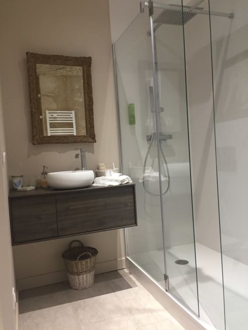 Salle de bain Gite Margaux avec piscine chauffée Domaine des Dourneaux Salleboeuf Bordeaux Gironde Aquitaine Vignoble et oenotourisme pour Couple Romantique et Amoureux