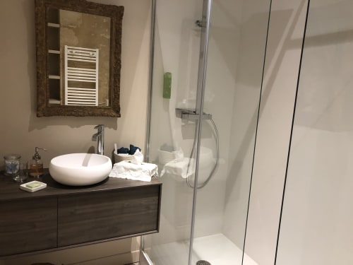 Salle de Bain Gite Margaux avec piscine chauffée Domaine des Dourneaux Salleboeuf Bordeaux Gironde Aquitaine Vignoble et oenotourisme pour Couple Romantique et Amoureux