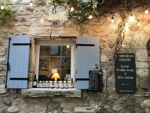 Le Comptoir des Sarrasins -Aiguèze-La Sarrasine-Restaurant-Café-Boutique Souvenirs-Lokale Produkte