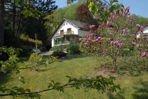 la Villa Thalassa dans son écrin de verdure, au printemps.