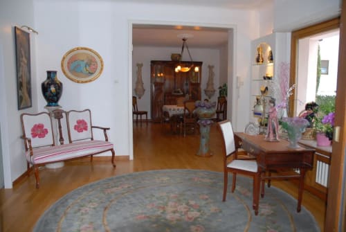 Klimatisiertes Büro und Esszimmer mit Dekoration aus regionalen Manufakturen: Porzellan aus Sarreguemines, Vase von Daum Nancy und sehr seltene Vase von Théodore DECK de Guebwiller