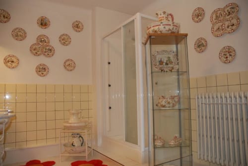 Duschraum und seine seltene Tellerdekoration aus der Faïencerie de Sarreguemines