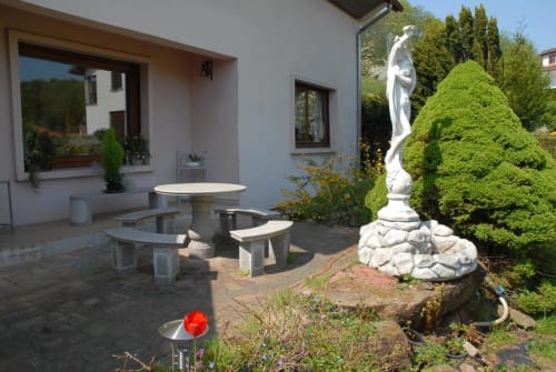 Nach Osten ausgerichtete Außenterrasse. Am frühen Nachmittag liegt es im Schatten.