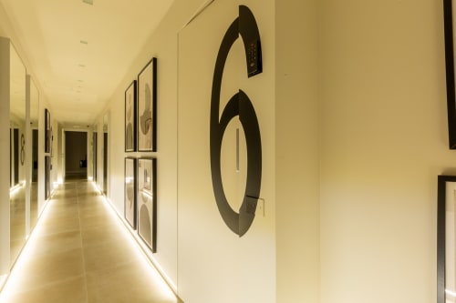 Corridoio moderno di Casa Lounge Istria a Cagliari con arte murale contemporanea nera e illuminazione calda