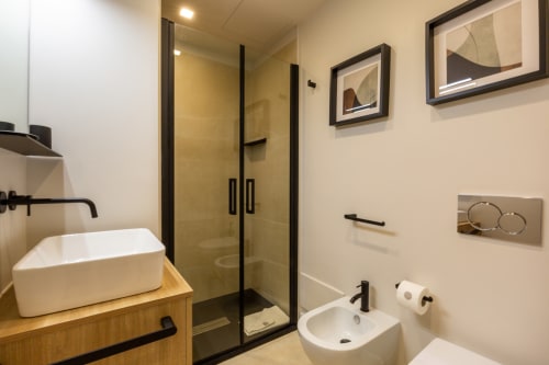 Bagno moderno a Casa Lounge Istria a Cagliari con lavabo sospeso, doccia walk-in e rubinetteria nera