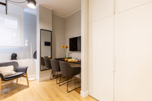 Moderna camera presso Casa Lounge Istria a Cagliari con scrivania, sedie, TV e vista sulla città