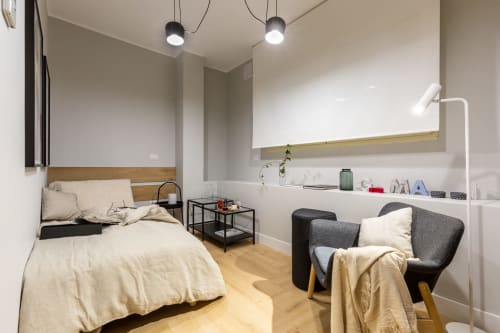 Camera moderna di Casa Lounge Istria a Cagliari con letto, zona living e vista sulla città