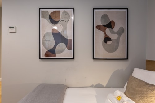 Moderna opera d'arte astratta sopra il letto in camera boutique Casa Lounge Istria, Cagliari con vista città