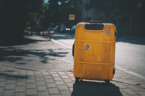 Valise jaune sur une rue pavée à Locmaria, Belle-Île-en-Mer, prête pour les vacances