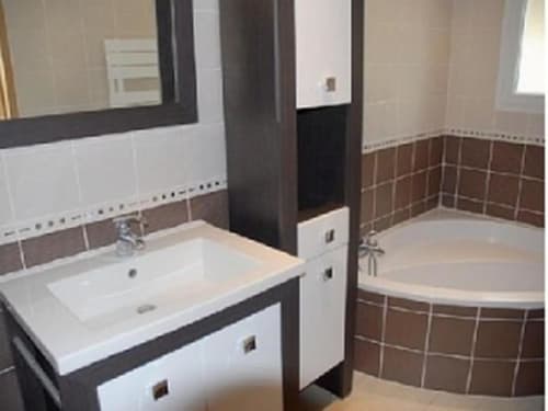 Badezimmer mit Badewanne und Dusche für die beiden Schlafzimmer im 1. Stock