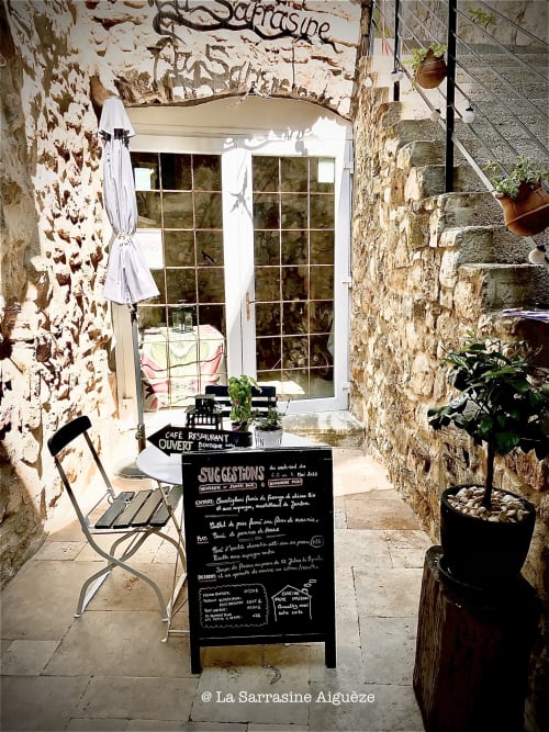 @La Sarrasine Gîtes de vacances & more Le Comptoir des Sarrasins Restaurant Produits locaux & Idées cadeaux Aiguèze