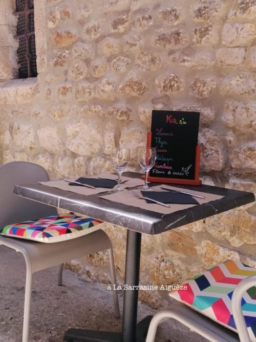 Terrasse @La Sarrasine Ferienwohnungen & more Le Comptoir des Sarrasins Restaurant Lokale Produkte & Souvenirs Aiguèze