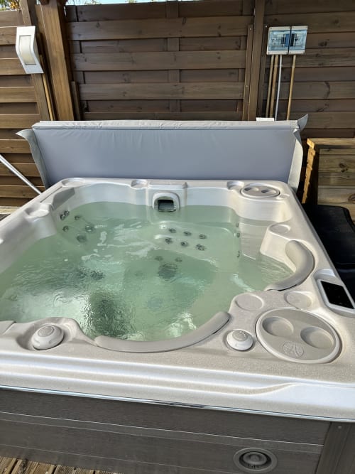 Jacuzzi extérieur rempli d'eau verte au Kaz A Bibi, un gîte à Sainte-Rose, Guadeloupe